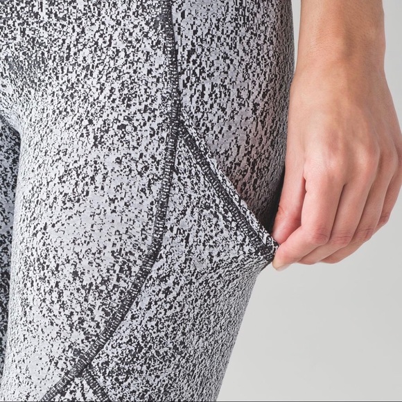 Lululemon Outrun Crop Leggings.  Size 4. - Picture 4 of 8